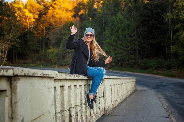 Helkropps portrett av blond kvinne – stockfoto