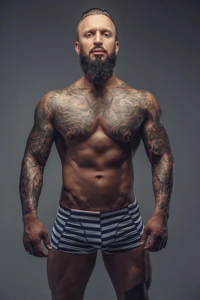 Mude fashinable hombre tatuado con barba . —  Fotos de Stock
