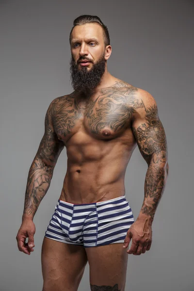Mude fashinable hombre tatuado con barba . —  Fotos de Stock