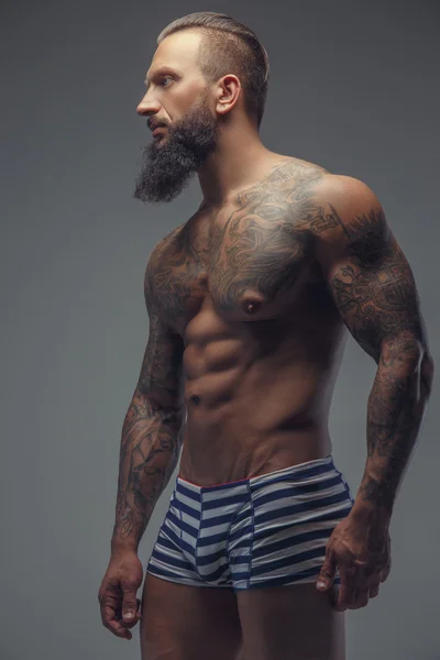 Mude fashinable hombre tatuado con barba . — Foto de Stock