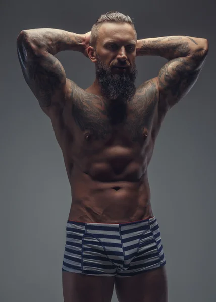 Fango alla moda tatuato uomo con barba . — Foto Stock