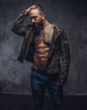 Sakallı acımasız casual adam.