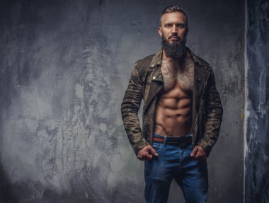 Moda sakallı adam dövme.