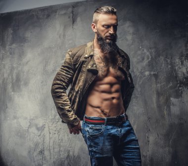 Sakallı acımasız casual adam.