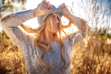 güneş ışığı altında poz erkek