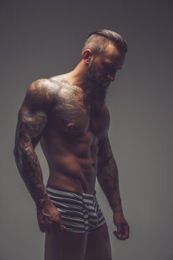 Çıplak acımasız sakallı adam