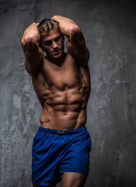 Studio poz gömleksiz kas adam.