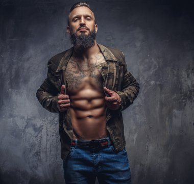 Acımasız sakallı adam rahat giyim.