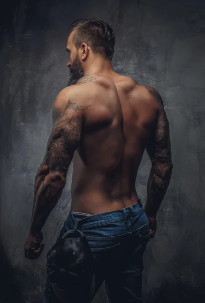 Hemdloser muskulöser Typ von hinten. — Stockfoto