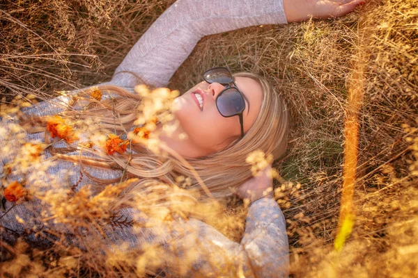 Junge blonde Frau in Sonnenbrille — Stockfoto