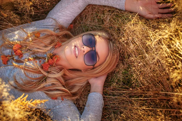 Joven mujer rubia en gafas de sol — Foto de Stock