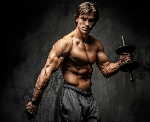 Bar överkropp bodybuilder anläggning dumbell. — Stockfoto