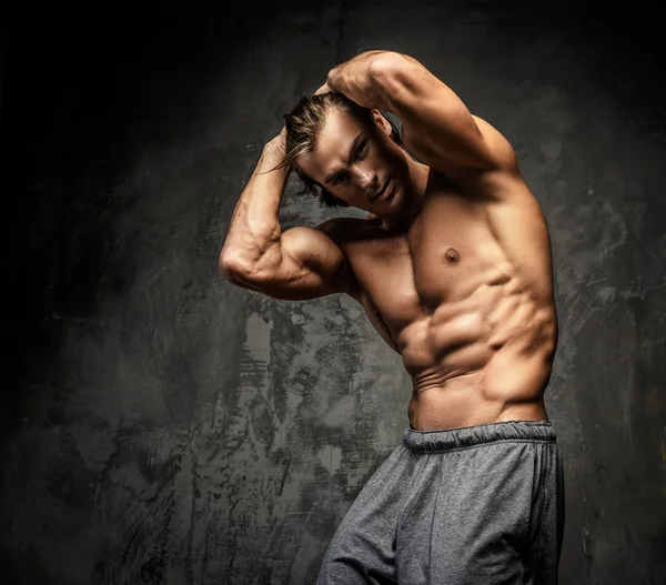 Shirtless muscular cara posando em estúdio . — Fotografia de Stock