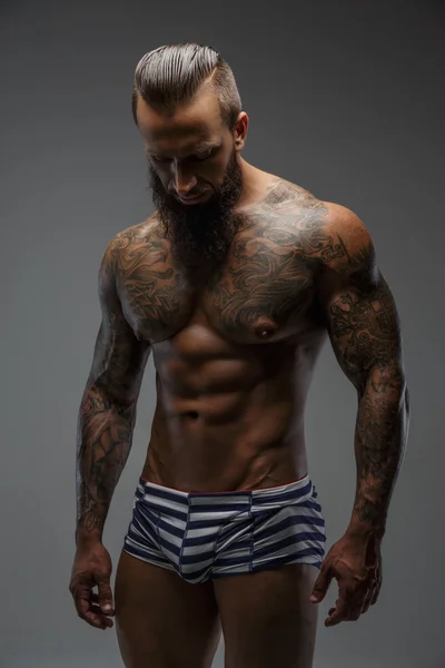 Musclé homme nu avec corps tatoué . — Photo