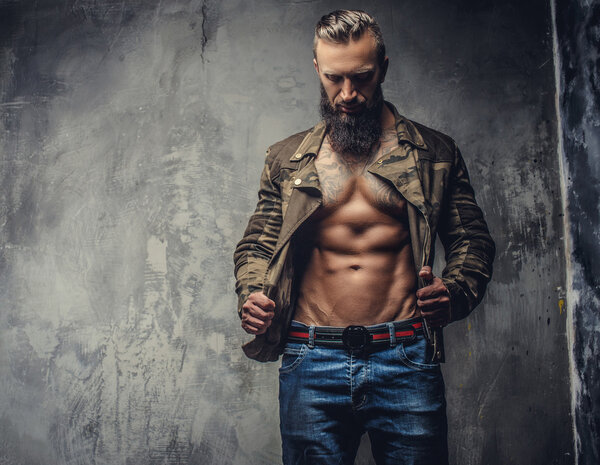 Жестокий бородатый мужчина в повседневной одежде
.