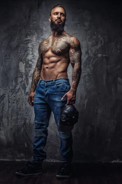 Ganzkörperporträt eines muskulösen Mannes. — Stockfoto