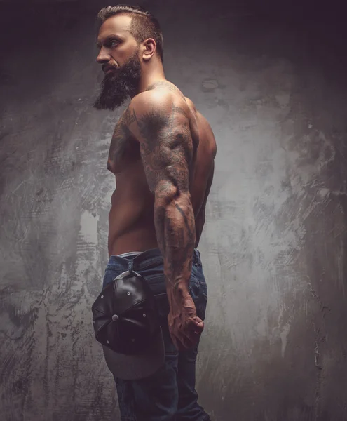 Impressionante tatuato uomo barbuto . — Foto Stock