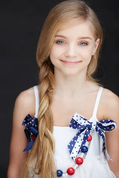 Portret młodej blond dziewczyny — Zdjęcie stockowe