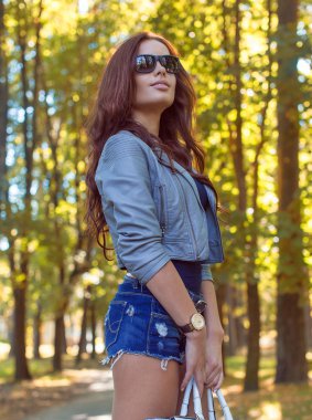 Kot şortlu seksi esmer kadın.