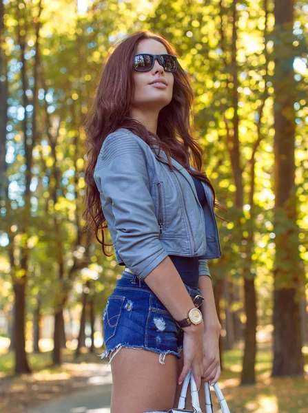 Mulher morena sexy em shorts jeans . — Fotografia de Stock