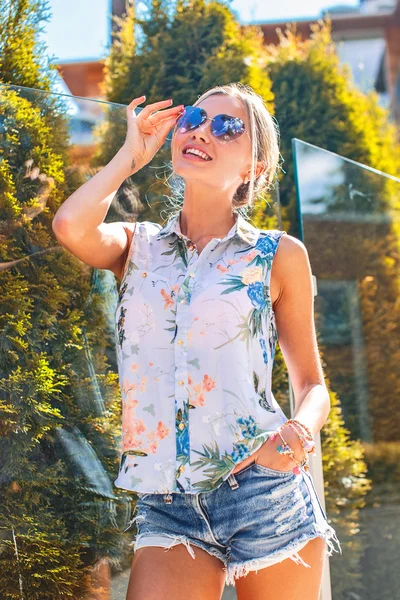 Mujer rubia delgada en jeans —  Fotos de Stock