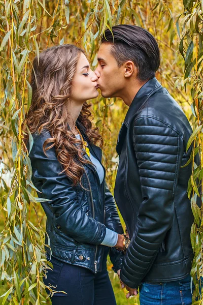 Hermosa pareja en chaquetas de cuero — Foto de Stock