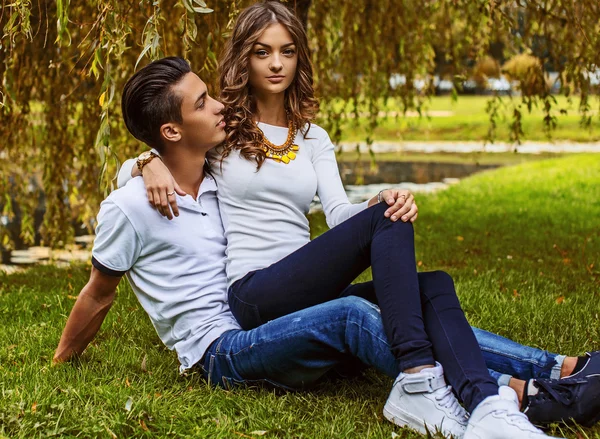 Hombre con mujer relajante —  Fotos de Stock