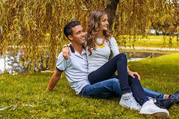 Bonito jovem casal casual — Fotografia de Stock