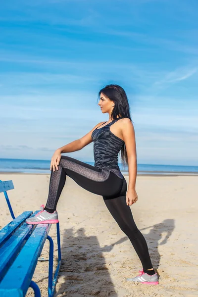 Flexible brunette woman in sportswear. — Stock Photo, Image