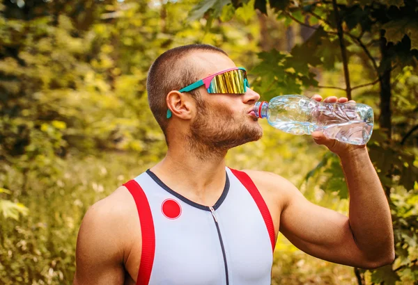 Человек пьет воду — стоковое фото