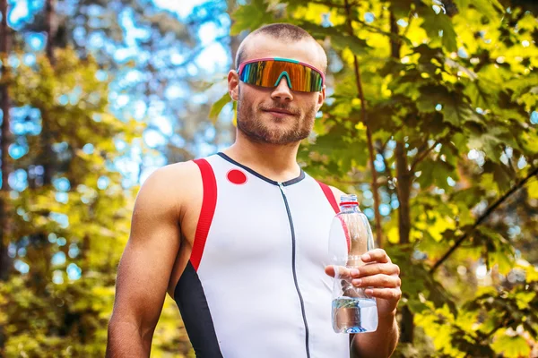 Hombre en ropa deportiva y gafas de sol — Foto de Stock