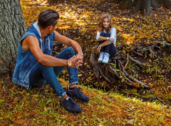 Man sitter under träd — Stockfoto