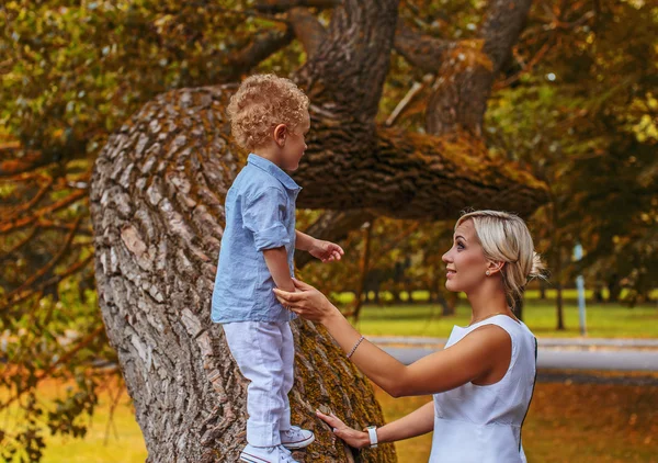 Mãe brincando com seu filho — Fotografia de Stock