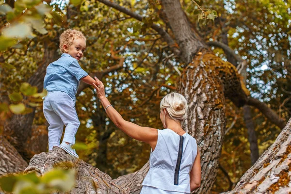 Madre jugando con su hijo — Foto de Stock