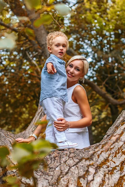 Madre jugando con su hijo — Foto de Stock