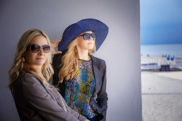 Two fashionable blond women. — Stock Photo, Image