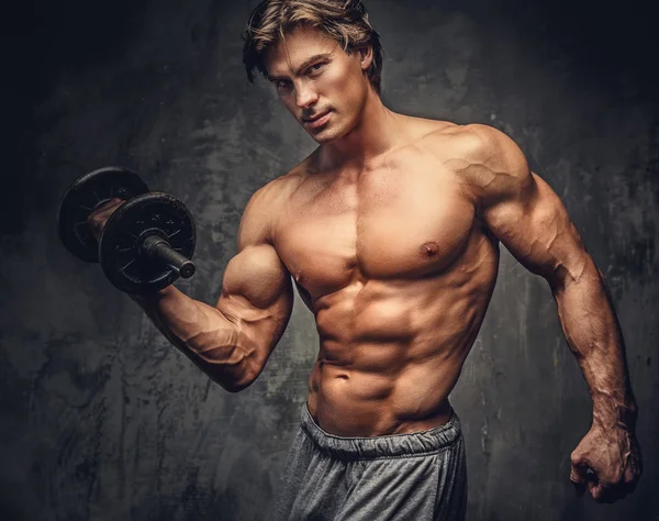 Hemdloser Bodybuilder macht Übungen. — Stockfoto