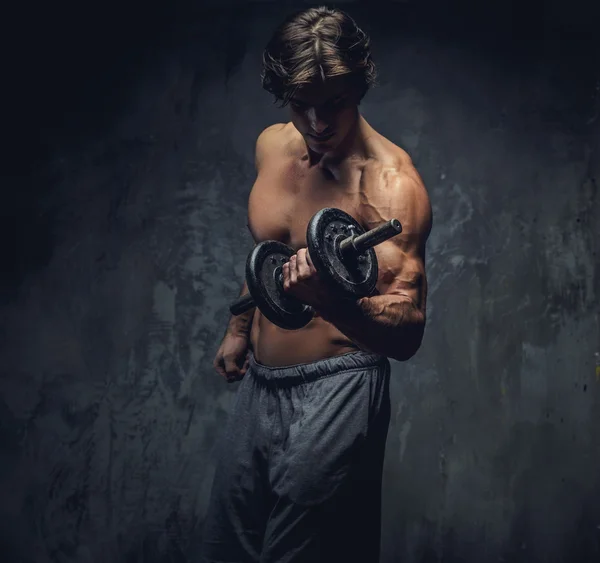 Fisicoculturista sin camisa haciendo ejercicios . — Foto de Stock