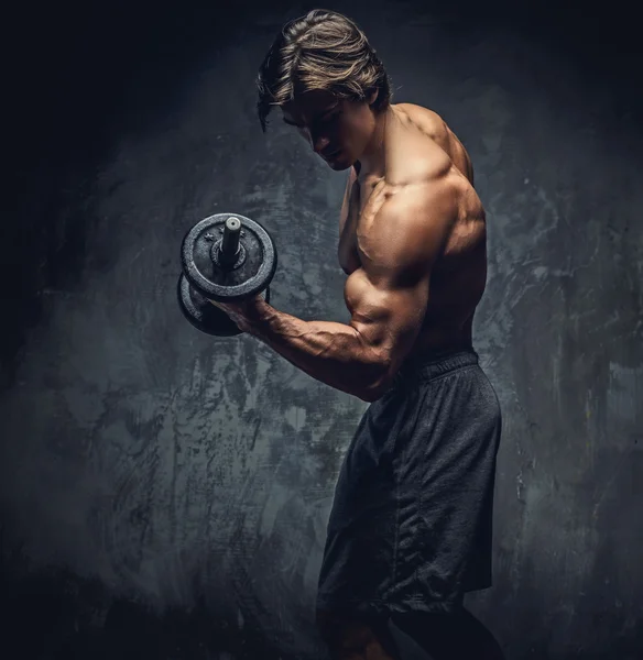 Fisicoculturista sin camisa haciendo ejercicios . — Foto de Stock