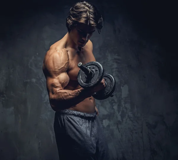 Fisicoculturista sin camisa haciendo ejercicios . — Foto de Stock