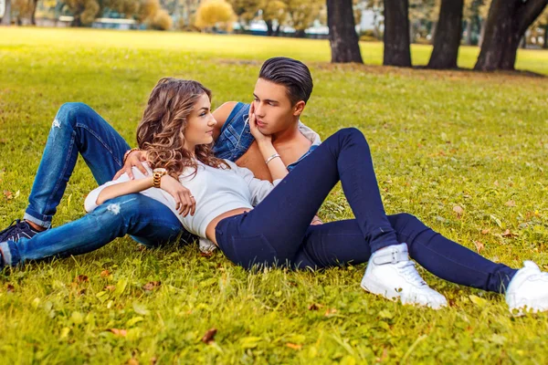 Casual masculino e feminino deitado — Fotografia de Stock