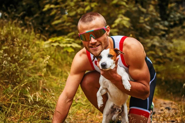 Hombre con su pequeño perro . — Foto de Stock