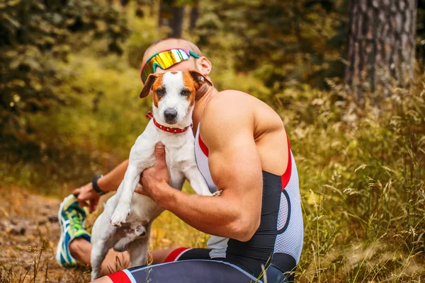 Человек с собакой в лесу — стоковое фото