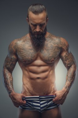 Dövmeli kas adam