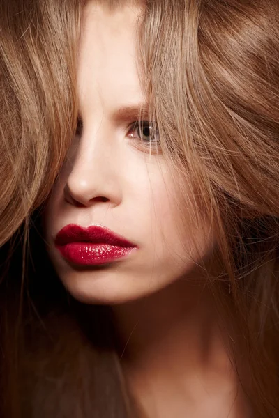 Porträtt av blond ung kvinna. — Stockfoto