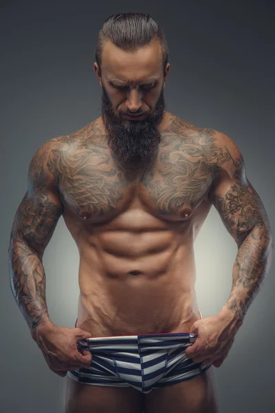 Hombre musculoso tatuado — Foto de Stock