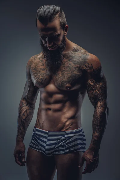 Tatuerade muskulös man — Stockfoto