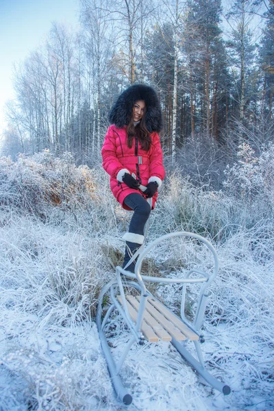 Jolie jeune femme en manteau rose . — Photo