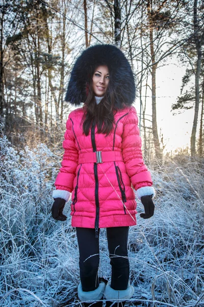 Aantrekkelijke jonge vrouw in roze jas. — Stockfoto