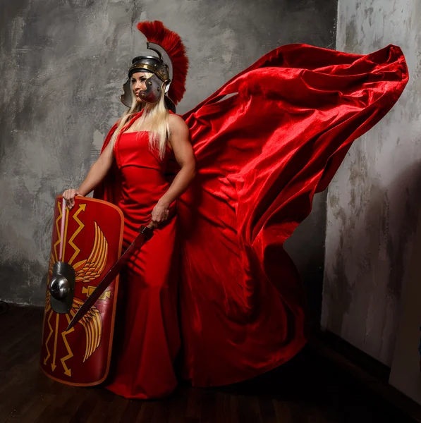 Ξανθιά γυναίκα στο ρωμαϊκό κόκκινο — Φωτογραφία Αρχείου